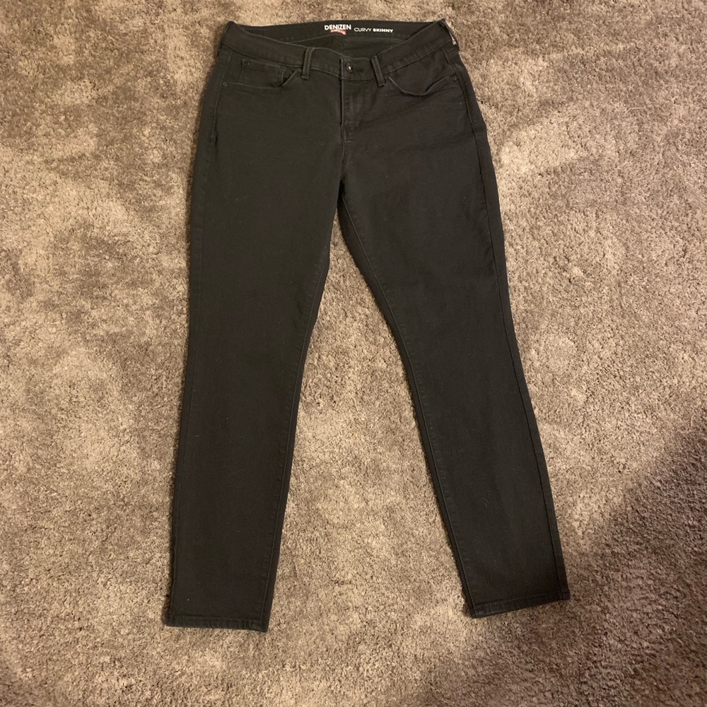 Black Levi’s curvy skinny jeans. Size 12 women’s